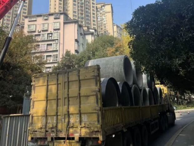 重庆市建工市政一公司璧山区排污管道顶管施工现场实拍。